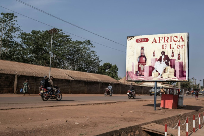 Africa Ti L&#39;Or, une bière rivale liée à un attaché culturel russe en Centrafrique, fait son entrée dans les bars de Bangui