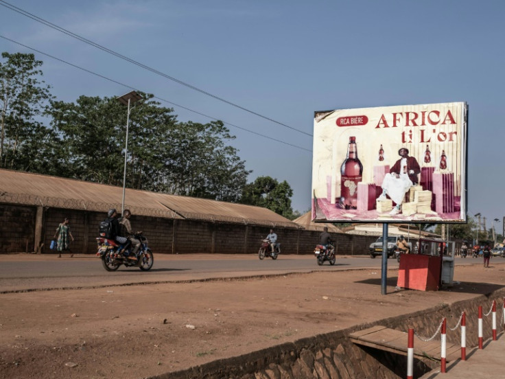 Africa Ti L&#39;Or, une bière rivale liée à un attaché culturel russe en Centrafrique, fait son entrée dans les bars de Bangui