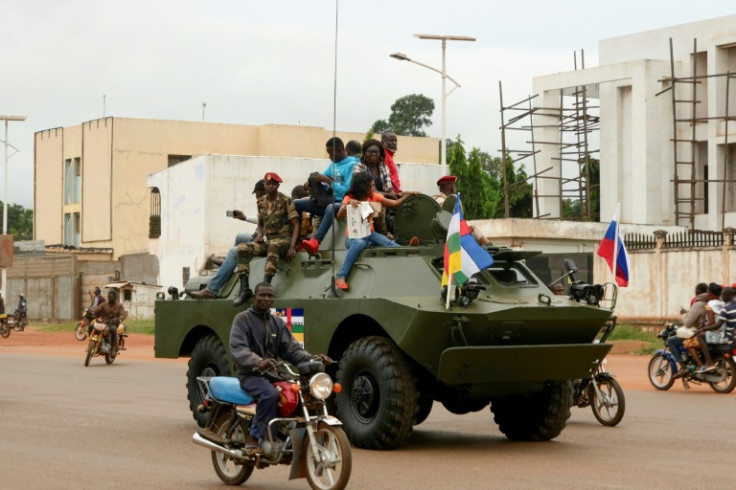 Un véhicule blindé de transport de troupes russe, décoré des drapeaux russe et centrafricain, dans les rues de Bangui en octobre 2020