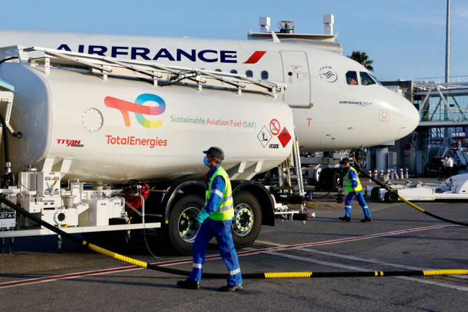 Un avion d&#39;Air France, exploité avec SAF est ravitaillé à l&#39;aéroport de Nice