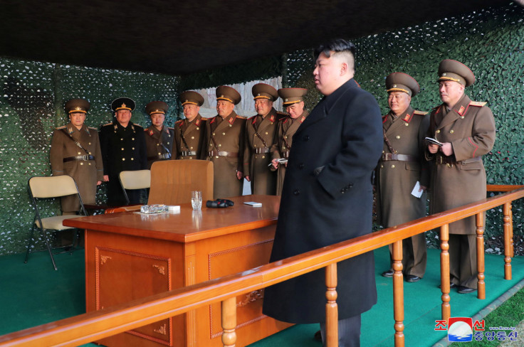 Le dirigeant nord-coréen Kim Jong Un et sa fille Kim Ju Ae assistent à un exercice d&#39;incendie