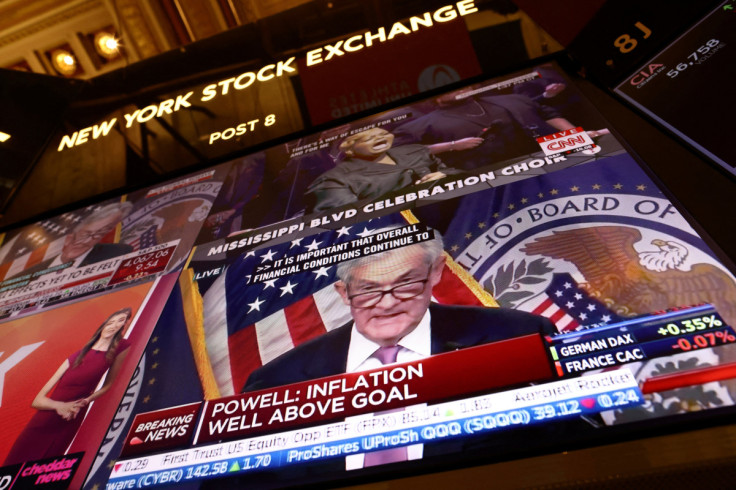 Le président de la Réserve fédérale, Jerome Powell, annonce des taux d&#39;intérêt sur le parquet de la Bourse de New York (NYSE) à New York