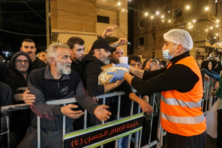 Un bénévole caritatif distribue des repas avant l&#39;aube à Beyrouth pendant le mois de jeûne musulman du Ramadan