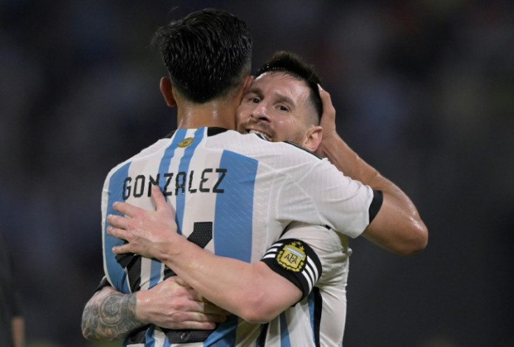L&#39;icône du football Lionel Messi (à droite) célèbre avec son coéquipier argentin Nicolas Gonzalez après avoir marqué contre Curaçao au cours duquel il a atteint 100 buts internationaux