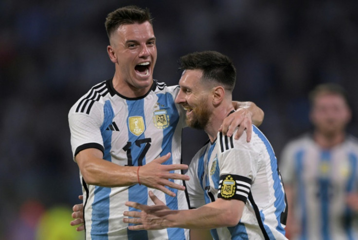 La superstar Lionel Messi (à droite) célèbre un but avec son coéquipier argentin Giovani Lo Celso lors de la raclée de Curaco