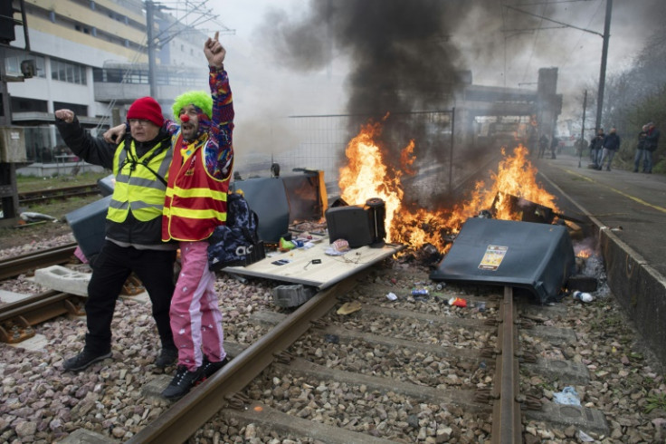 Des manifestants déguisés en clowns bloquent une ligne de chemin de fer à Lorient dans l&#39;ouest de la France mardi