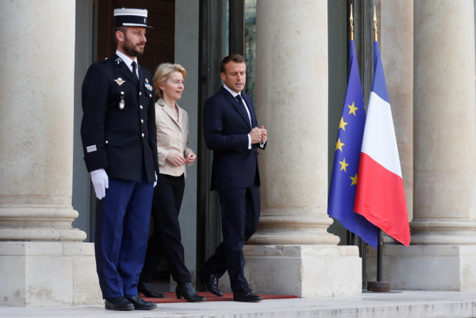 Le président français Emmanuel Macron s&#39;entretient avec la présidente élue de la Commission européenne Ursula Von der Leyen alors qu&#39;elle quitte l&#39;Elysée à Paris