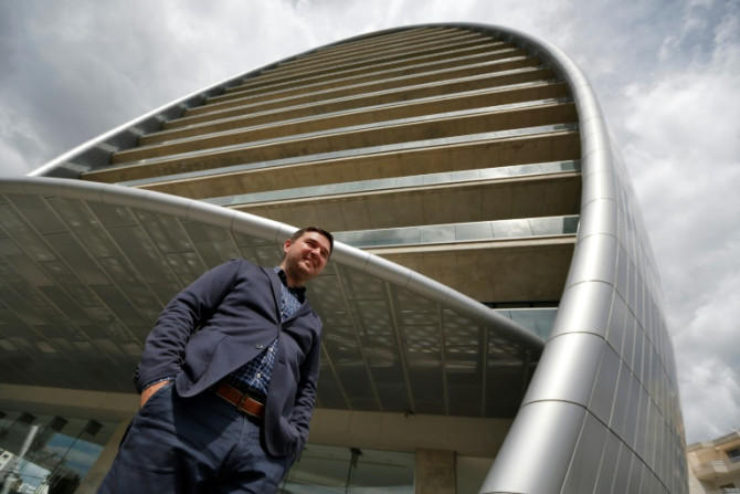 Le spécialiste informatique russe Dmitri Leonov pose à côté de "The Oval", qui fait partie de la ligne d&#39;horizon transformée de Limassol