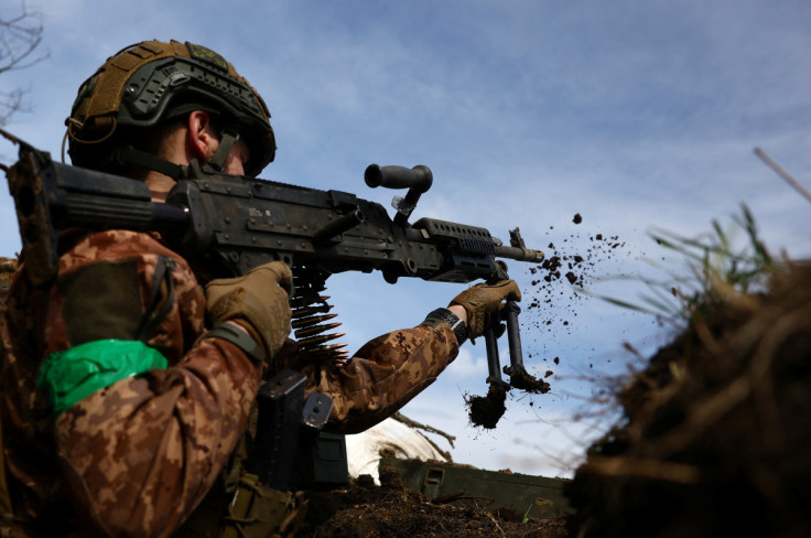 Des militaires ukrainiens opèrent dans les tranchées sur la ligne de front dans la région de Bakhmut