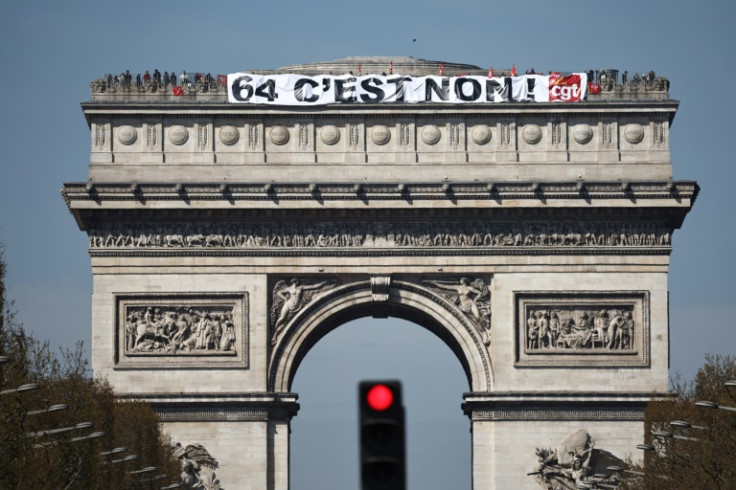 Des militants ont déployé une banderole au sommet de l&#39;Arc de Triomphe emblématique de la capitale, lisant "Non à 64"