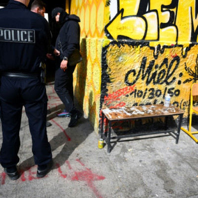 La police fonce sur le quartier des Rosiers au nord de Marseille à la recherche de trafiquants de drogue