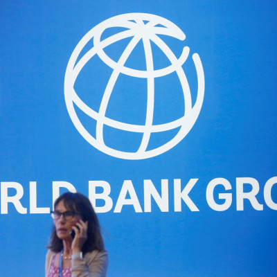 Un participant se tient près d&#39;un logo de la Banque mondiale au Fonds monétaire international - Assemblée annuelle de la Banque mondiale 2018 à Nusa Dua