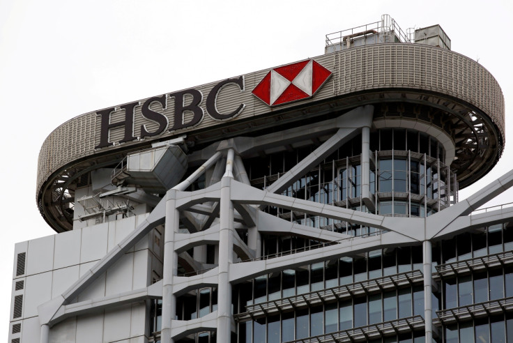 Le logo de HSBC est visible sur son siège social dans le quartier central financier de Hong Kong