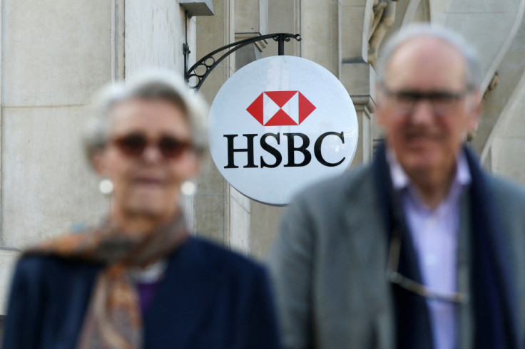 Le logo de la banque HSBC est représenté au siège de la banque à Paris