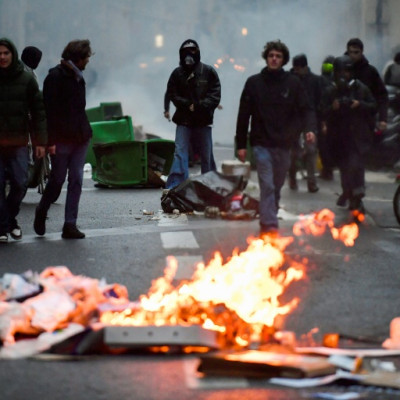 Des vélos, des scooters électriques et des ordures ont été incendiés à Paris