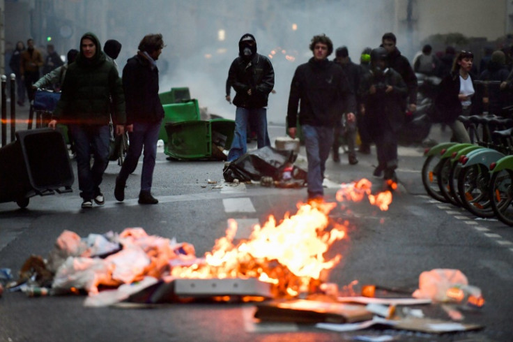 Des vélos, des scooters électriques et des ordures ont été incendiés à Paris