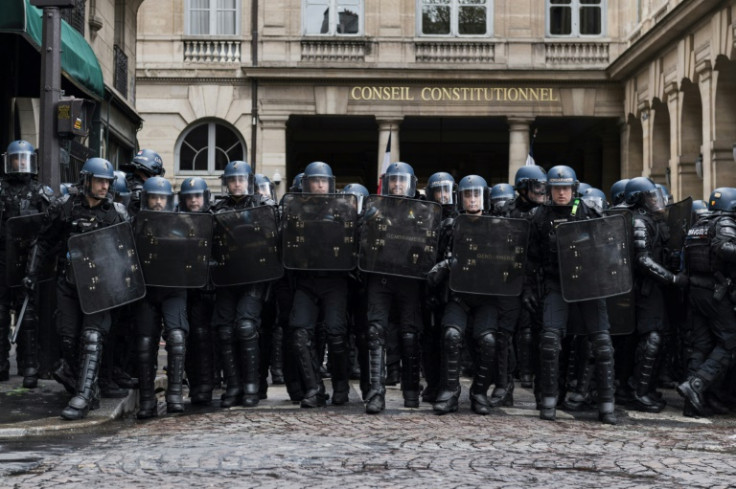 La police anti-émeute protège le Conseil constitutionnel à Paris