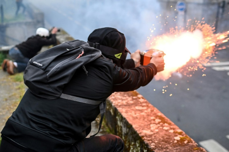 Un manifestant tire un feu d&#39;artifice sur la police à Nantes