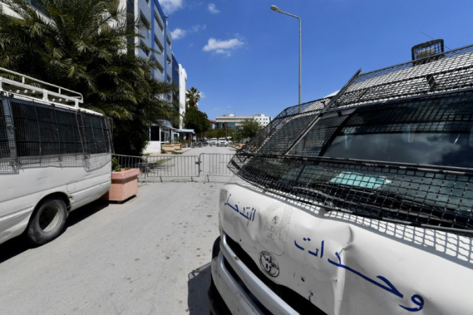 Des véhicules des forces de sécurité devant les bureaux désormais fermés d&#39;Ennahdha, qui était le plus grand parti au parlement tunisien avant que le président Kais Saied ne dissolve la chambre