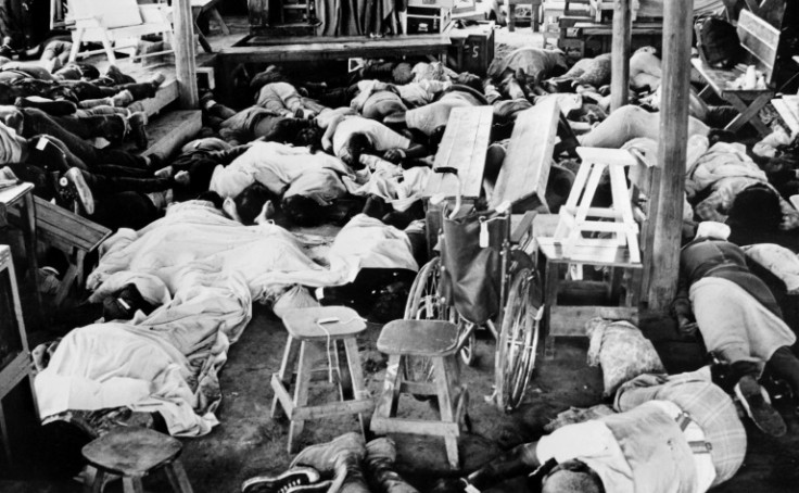 Les corps de plus de 400 membres de la secte "Temple of people" de Jim Jones reposent, le 19 novembre 1978, à Jonestown, où le chef de la secte Jim Jones avait établi le Peoples Temple. Plus de 900 personnes sont mortes, le 18 novembre 1978, dans le plus 