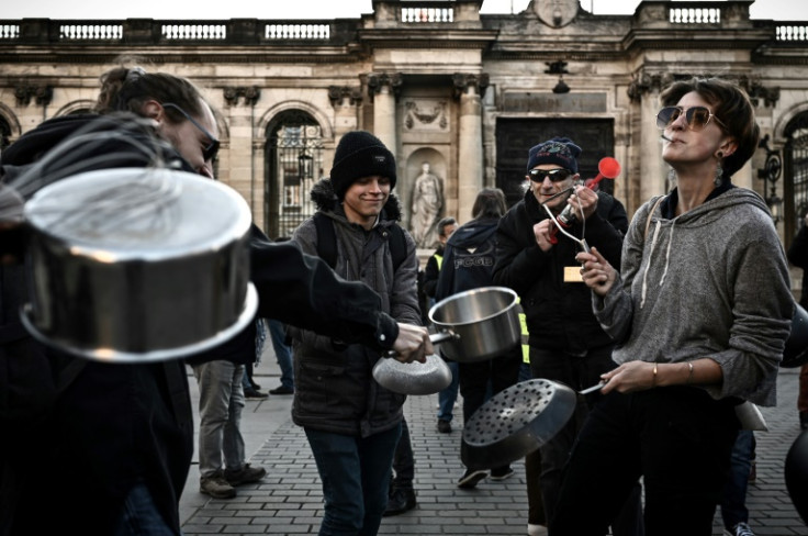 Le bruit des casseroles de cuisine qui se font cogner est devenu la nouvelle bande originale des manifestations anti-Macron