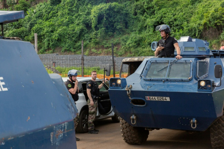 La police anti-émeute française avec des véhicules blindés surveille la zone