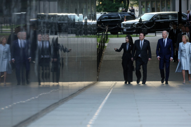 Le président américain Biden et le président sud-coréen Yoon Suk Yeol visitent le Mémorial de la guerre de Corée à Washington