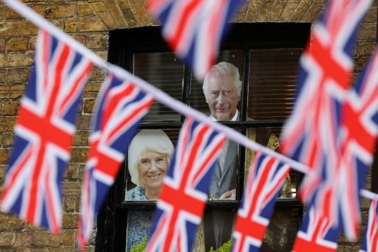 Des découpes en carton du roi Charles III de Grande-Bretagne et de son épouse Camilla sont exposées dans la fenêtre d&#39;un pub à Windsor, en Angleterre, le 2 mai 2023