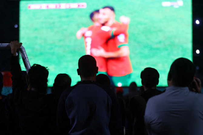 Coupe du Monde de la FIFA, Qatar 2022 - Des travailleurs migrants regardent France contre Maroc