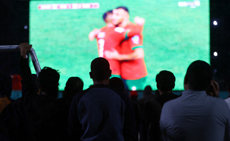 Coupe du Monde de la FIFA, Qatar 2022 - Des travailleurs migrants regardent France contre Maroc