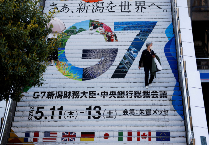 Le logo de la réunion des ministres des Finances et des gouverneurs des banques centrales du G7 est affiché à la gare de Niigata, avant la réunion, à Niigata