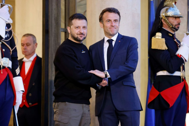 Le président ukrainien Volodymyr Zelensky (L) a rencontré le président français Emmanuel Macron (C) au palais présidentiel de l&#39;Elysée à Paris