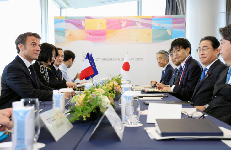 Le président français Emmanuel Macron tient une réunion bilatérale avec le Premier ministre japonais Fumio Kishida en marge du sommet des dirigeants du G7 à Hiroshima