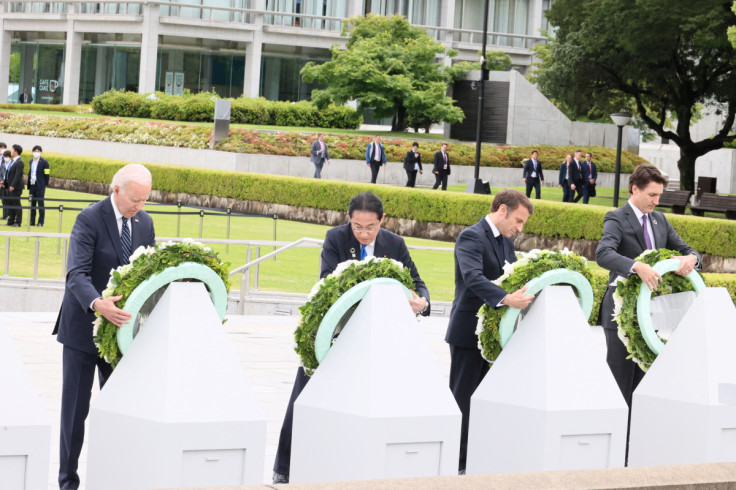 Les dirigeants du G7 participent à une cérémonie de dépôt de gerbes de fleurs au cénotaphe des victimes de la bombe atomique dans le parc du mémorial de la paix lors du sommet des dirigeants du G7 à Hiroshima