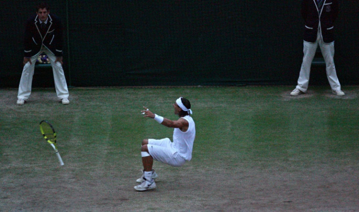 Rafael Nadal tombe au sol dans une quasi-obscurité après avoir battu Roger Federer aux championnats de Wimbledon 2008