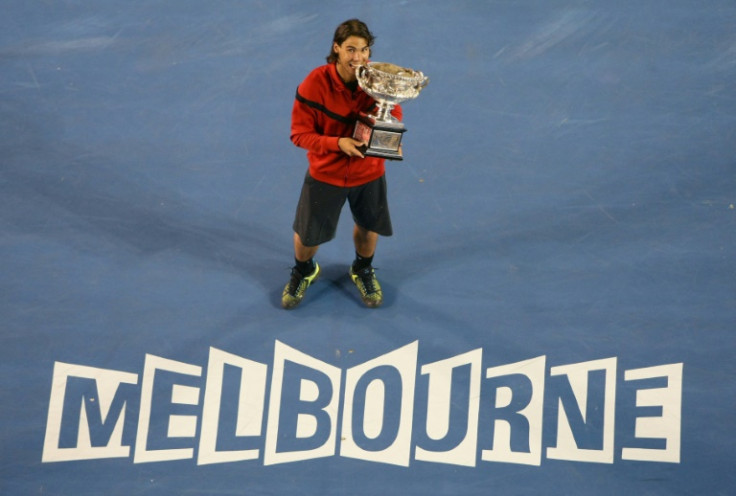 Rafael Nadal détient le trophée après avoir remporté l&#39;Open d&#39;Australie 2009