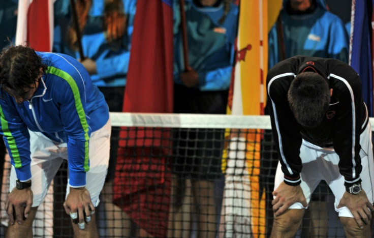 Rafael Nadal (à gauche) et Novak Djokovic étaient totalement épuisés lors de la cérémonie de présentation après leur finale de l&#39;Open d&#39;Australie 2012