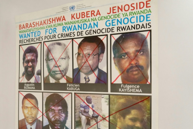 Le visage de Kayishema, en haut à droite, est barré sur une affiche recherchée vendredi à l&#39;Unité de suivi des fugitifs du génocide à Kigali, au Rwanda