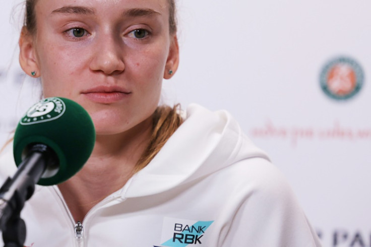Fièvre: Elena Rybakina s&#39;adresse à une conférence de presse à Roland Garros samedi où elle s&#39;est retirée du tournoi