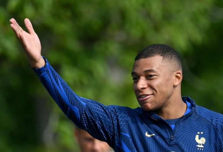 L&#39;attaquant français du Paris Saint-Germain Kylian Mbappe assiste à une séance d&#39;entraînement avant les prochains matchs de qualification de l&#39;UEFA Euro 2024