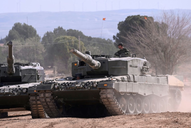 Des soldats ukrainiens reçoivent une formation aux manœuvres blindées sur des chars de combat Leopard 2 de fabrication allemande à Saragosse, en Espagne