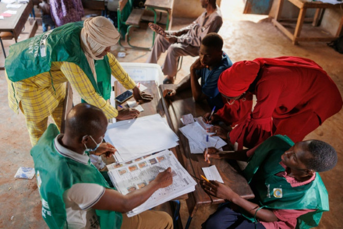 Les responsables électoraux comptent les votes du référendum à Bamako
