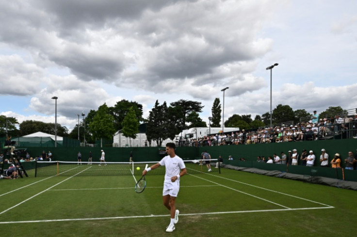 L&#39;Australien Thanasi Kokkinakis se prépare à servir lors de son match au tournoi de qualification de Wimbledon