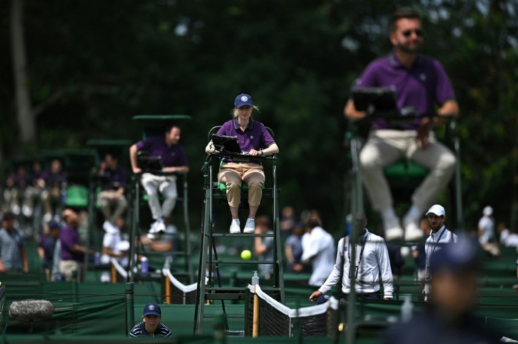 Les arbitres supervisent les matchs lors du tournoi de tennis de qualification de Wimbledon à Roehampton