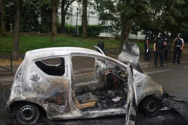 Une voiture incendiée samedi dans la banlieue parisienne de Nanterre, où vivait Nahel et a été tuée