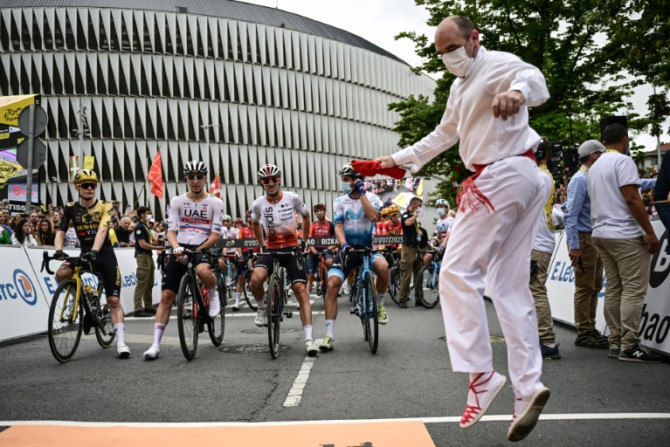 Un danseur basque au départ du Tour de France, avec le champion Jonas Vingaard devant le stade San Mames au centre-ville de Bilbao