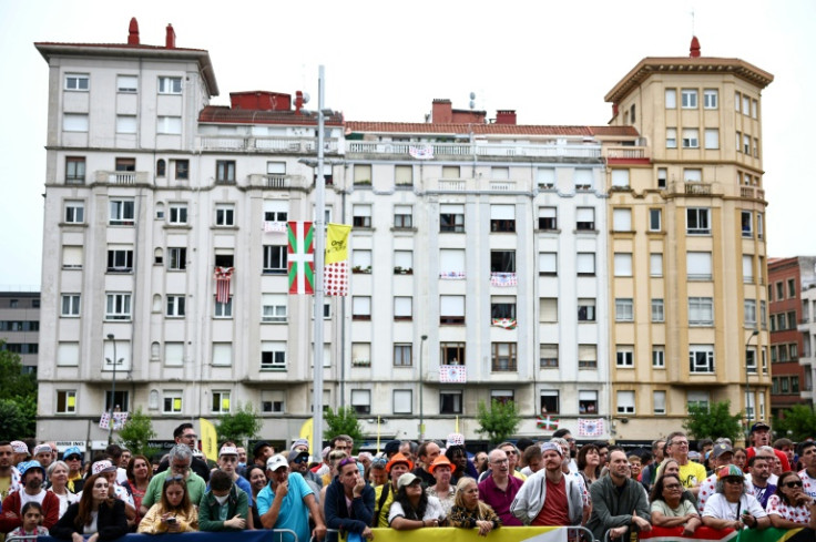 Les spectateurs bordent la route à Bilbao