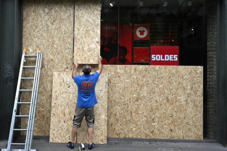 La plupart des entreprises qui ont choisi de protéger leurs vitrines ont laissé les panneaux - installés pour un prix compris entre 50 et 100 euros par mètre carré (10 pieds carrés) - en place pour l&#39;instant