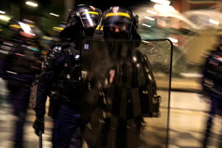 La France a maintenu une importante présence policière, car moins d&#39;incidents ont été signalés