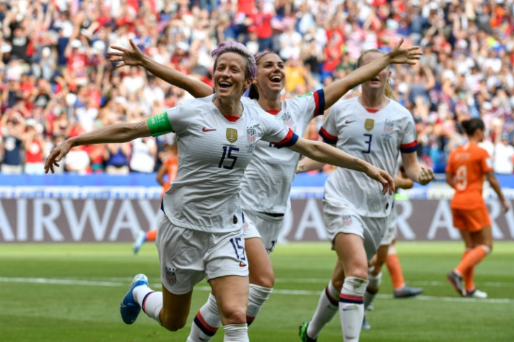 Megan Rapinoe (L) était la plus grande star de l&#39;équipe des États-Unis qui a retenu la Coupe du monde en France il y a quatre ans